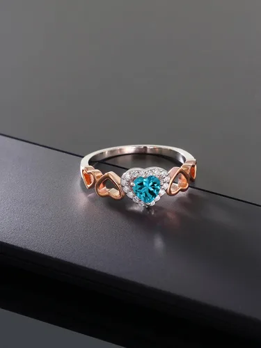 Vista 4 de Gem Stone King Anillo de plata de ley 925 de 2 tonos para mujer, topacio azul Londres, 0.71 quilates, forma de corazón (disponible 5, 6, 7, 8, 9)
