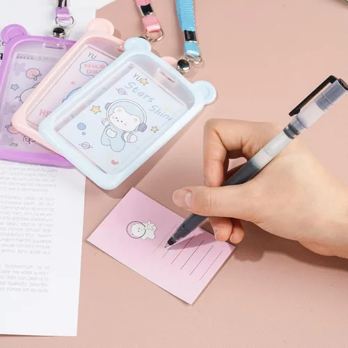 Vista 5 de IUAQDP 4 piezas de soporte para tarjetas de identificación de oso pequeño con cordón plano para el cuello, lindo estuche para tarjetas