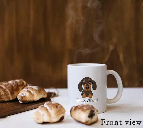Vista 3 de QUICQOD Taza divertida de perro salchicha para mamá y amantes, taza de café blanca, adivina qué trasero de 11 onzas, regalo de Navidad, Acción