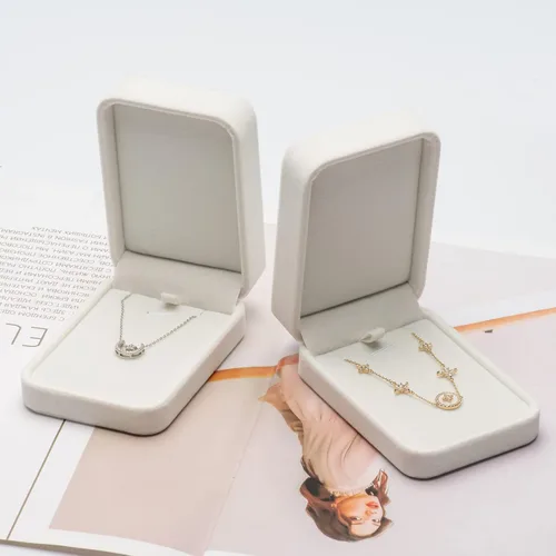 Vista 5 de Caja de regalo de joyería de terciopelo clásico para collar colgante (blanco)