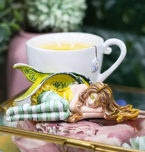 Vista 3 de Ebros Gift Amy Brown Fantasy Manzanilla calmante en taza de té con figura de hadas durmiendo escultura festiva coleccionable