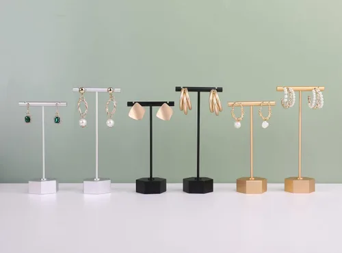 Vista 2 de GemeShou Soporte en T de metal negro, 2 piezas para exhibición de aretes, barra en T, soporte de joyería para fotografía minorista. Base hexagonal