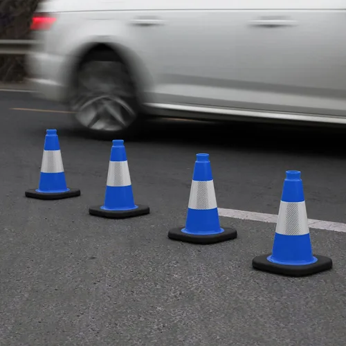 Vista 5 de Conos de Tráfico de PVC Naranja/Verde Fluorescente, Cono de Estacionamiento con Base Negra Pesada Estructuralmente Estable Resistente a