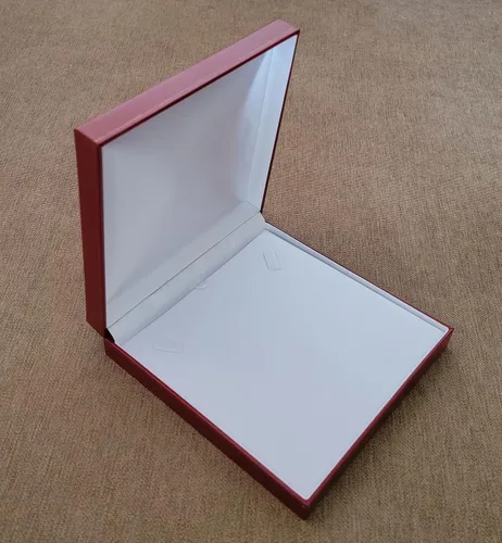 Vista 2 de Caja de collar de piel sintética grande para joyería de regalo, organizador de almacenamiento de exposición, 6 12 pulgadas de ancho x 6 12 pulgadas