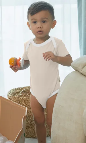 Vista 2 de KOH KOH Body de algodón de manga corta para niños con bloques de color de dos tonos