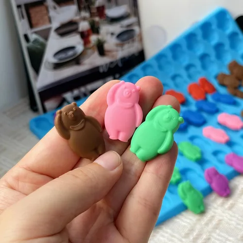 Vista 4 de Moldes de Silicona para Osos de Gomita con Raspador - Perfecto para Hacer Osos de Gomita, Chocolates, Dulces y Cubitos de Hielo