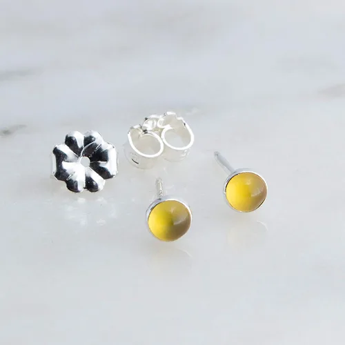 Vista 71 de Aretes pequeños de plata de ley para cartílago, tragus, hélix, múltiples piercings hipoalergénicos, piedra natal para mujer, juego de bisel