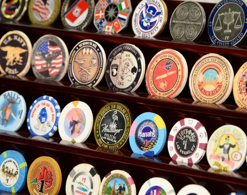 Vista 4 de 4 filas 40 Challenge Coin Casino Chip Display Case Rack Holder Stand para mesa Estante Escritorio