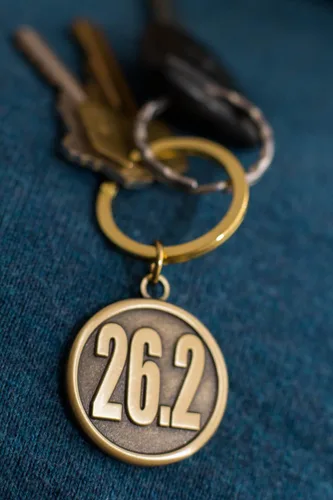 Vista 5 de Regalo de corredor de maratón Llavero 26.2 Regalo único para una carrera de maratón Hombres y mujeres aman esta idea para celebrar su primera vez