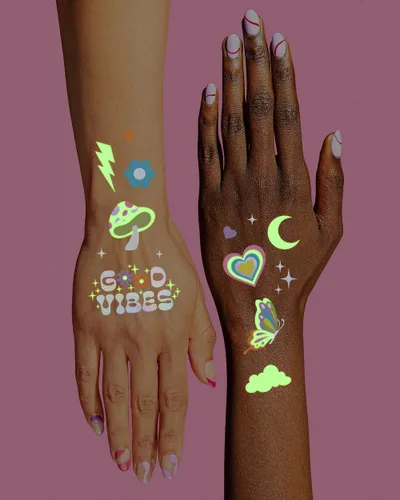 Vista 4 de xo, Fetti Groovy Disco que brilla en la oscuridad + tatuajes temporales de aluminio – 82 piezas Suministros de fiesta de cumpleaños Flower Power