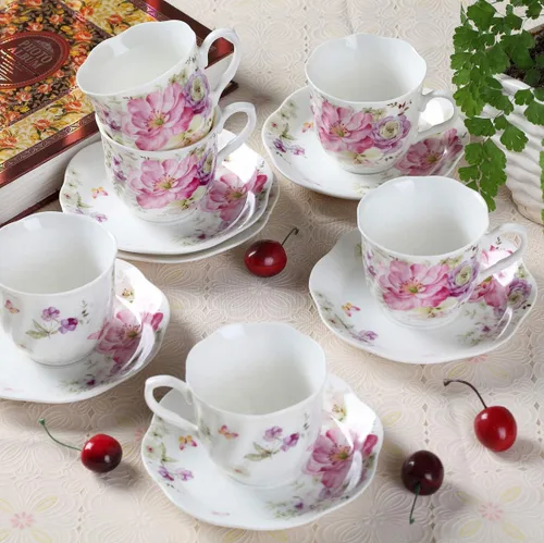 Vista 2 de GuangYang Juego de 6 tazas de té y platillos de porcelana de 7 onzas, diseño floral rosa, elegante juego de regalo para amantes del té, café