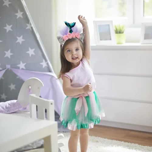 Vista 2 de Jasmine Conjunto de disfraz de 3 piezas de tul en capas con tutú de arcoíris para niña, diadema de unicornio y alas de arcoíris