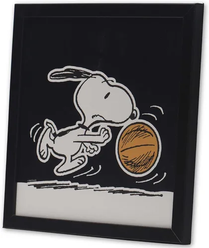 Vista 2 de Peanuts Snoopy Dribbling - Decoración de pared de madera con marco de baloncesto, divertida imagen de Snoopy para el hogar