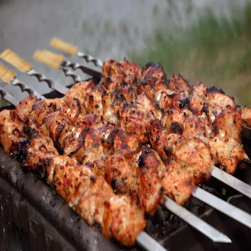 Vista 3 de Paquete de 12 pinchos Kabob 22 pulgadas, pinchos de barbacoa de acero inoxidable, resistentes, grandes, reutilizables con asa de madera