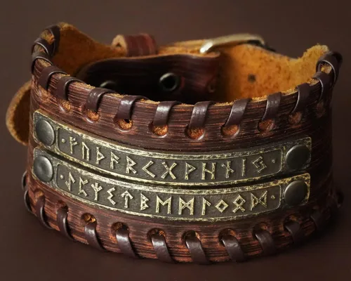 Vista 2 de Baldur Jewelry Pulsera de cuero genuino con placas de metal de runa vikinga Futhark para hombres y mujeres, envoltura ajustable, pulsera trenzada