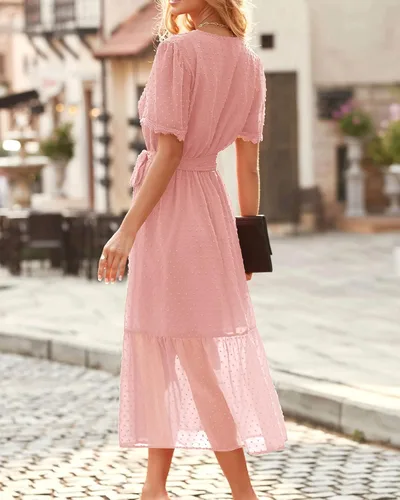 Vista 4 de BTFBM Vestido midi bohemio de verano para mujer, manga corta, cuello en V, lunares suizos, cinturón, cintura alta, volantes, escalonado, vestido
