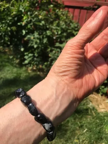 Vista 4 de Pulsera elástica con piedras pulidas de turmalina negra 8 pulgadas de largo que se ajusta cómodamente a una muñeca de 5.5 a 7 pulgadas, Piedra