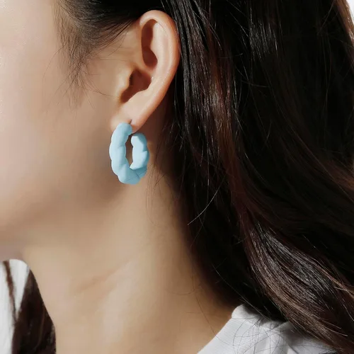 Vista 2 de Aretes de aro redondos de cuerda trenzada, ligeros en forma de C para mujer
