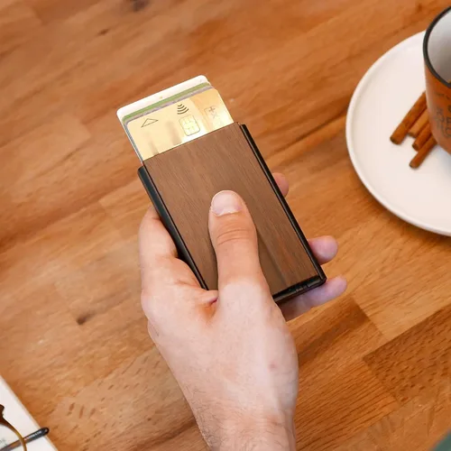 Vista 23 de ÖGON -DESIGNS- Tarjetero automático de aluminio, protección RFID contra fraude y desmagnetización, cartera delgada y minimalista para hombres