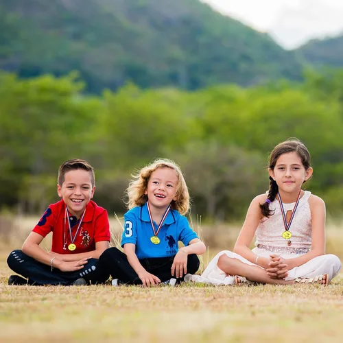 Vista 6 de Medallas ganadoras de plástico de 24 piezas, medallas de oro para niños, deportes escolares, competencia de fútbol, juegos, espectáculo de talentos