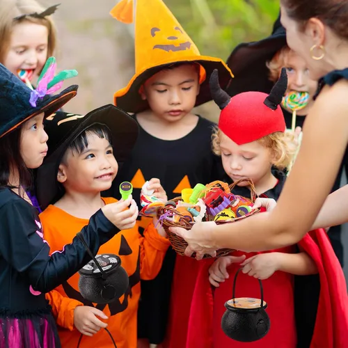 Vista 5 de Recuerdos de fiesta de Halloween para niños, paquete de 24 caldero de bruja de plástico prellenado, juguete novedoso a granel, juguetes de Halloween
