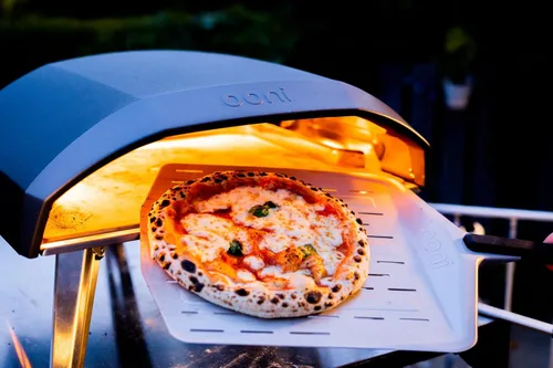 Vista 4 de ooni Pala de Pizza Perforada de 12" – Pala de Pizza de Metal de Aluminio de 12 Pulgadas, Pala Espátula de Pizza, Pala Ligera para Voltear Pizza