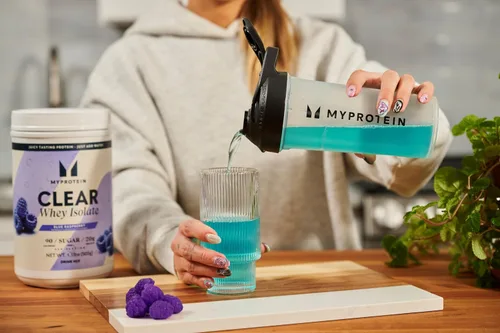 Vista 5 de Myprotein Polvo de Proteína Aislada de Suero Claro, 20 Porciones (0.5kg) Sabor Frambuesa Azul, 20g de Proteína por Porción, Mezcla de Bebida