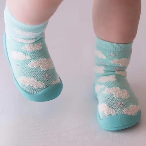 Vista 4 de Nuby Snekz - Calcetines de goma para primeros pasos, M, Nubes