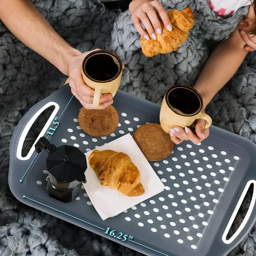 Vista 8 de Bandeja rectangular antideslizante para servir con asas de fácil agarre. Nubs de silicona en bandeja de plástico antideslizante para alimentos