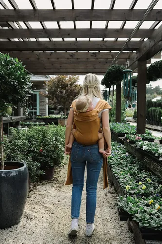 Vista 8 de Lalabu The Simple Wrap Baby Wraps Carrier - Elegante portabebés para recién nacidos y niños pequeños de 13 a 28 libras. Probado en seguridad, fácil