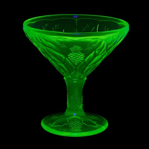 Vista 16 de Vajilla de vidrio de Urаnium (brilla bajo los rayos UV) - Estatuilla - Oso pequeño con lado plano, República Checa - Brillante