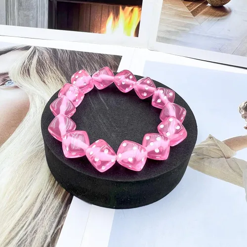 Vista 5 de rgwtgkyh Pulsera de dados para mujeres y hombres, color verde, rosa, negro, pulseras elásticas de dados acrílicos para niños y niñas, regalos