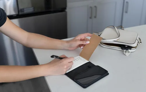 Vista 6 de MOJO - Funda para teléfono con bloc de notas para iPhone 13, 14 y 15, funda plegable con mini bolígrafo y bloc de notas (negro)