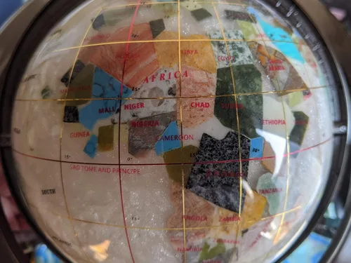 Vista 4 de Unique Art - Globo de mundo con forma de remolino de perlas puras de 10 x 6 pulgadas con trípode plateado