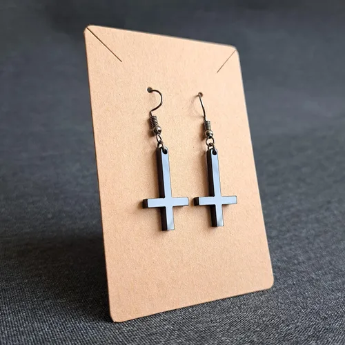 Vista 3 de Pendientes acrílicos negros con cruz cristiana invertida. Aretes colgantes hipoalergénicos ligeros., Acrílico, No es una piedra preciosa
