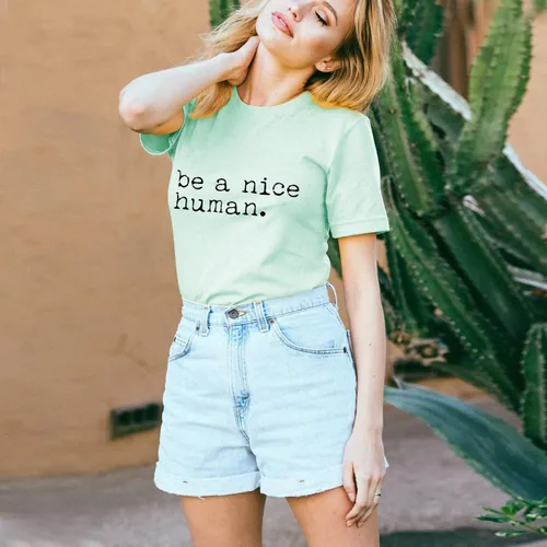 Vista 2 de Be a Nice Human - Camiseta de manga corta para mujer, diseño con texto en inglés "Be a nice human".