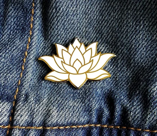 Vista 4 de Pinsanity Pin de solapa esmaltado de flor de loto blanco, Cobre Latón, Sin gemas.