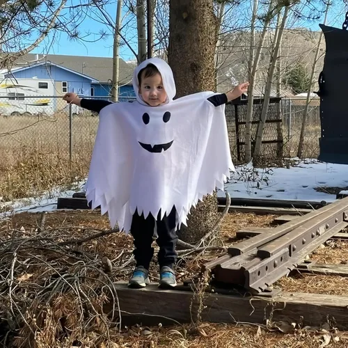 Vista 2 de Noubeau Disfraz de Halloween para bebés, niños y niñas, capa de fantasma, con capucha, pantalones negros, disfraz de fantasma espeluznante, ropa