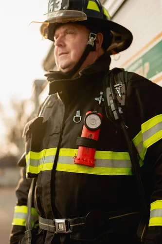 Vista 8 de Streamlight 90950 Survivor X Linterna de bombero en ángulo recto de 250 lúmenes con tres (3) pilas alcalinas AA, naranja Linterna de bomberos