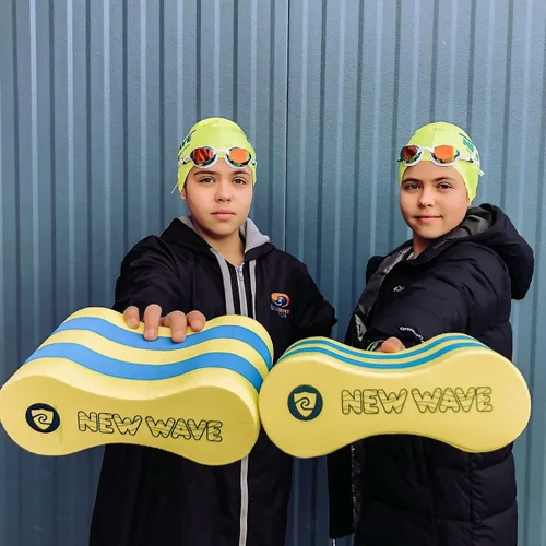 Vista 2 de Boya de tracción de New Wave Swim Buoy para nadadores y triatletas – Flotador de piscina de espuma EVA para adultos