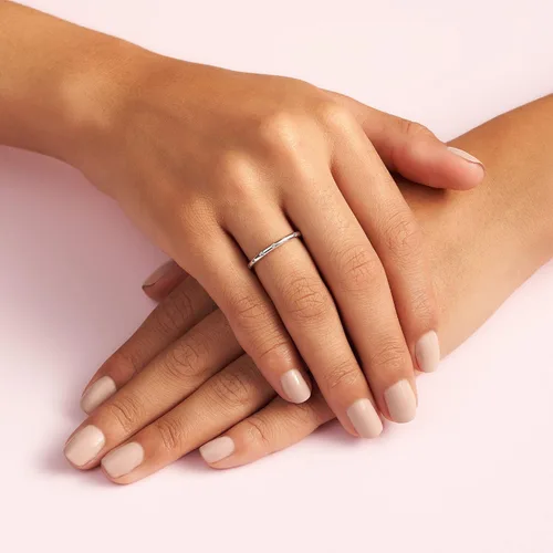 Vista 6 de Pandora Anillo de banda simple brillante - Anillo apilable para mujer, con caja de regalo