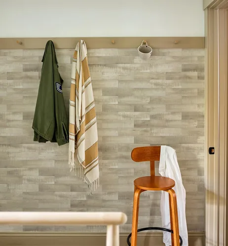 Vista 4 de W&S - 24 azulejos de vinilo de madera envejecida beige para despegar y pegar, azulejos de aspecto de madera para caravana, sala de estar, pared