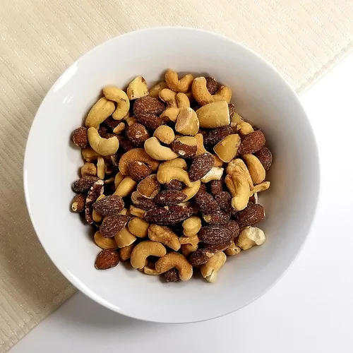Vista 7 de Mixed Nuts Deluxe – Tostado y salado Recipiente reutilizable de 32 onzas Mezcla de aperitivos gourmet saludable con anacardos, almendras, nueces