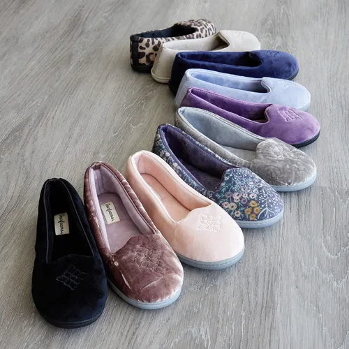 Vista 2 de Dearfoams Women's Rebecca Lightweight Cozy Memory Foam Closed Back Slipper with Wide Widths