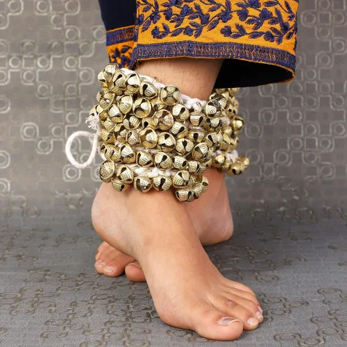 Vista 3 de Kathak Ghungroo - Par de 16 campanas grandes atadas con cordón de algodón para tobillera, instrumento musical de la India, accesorios de baile