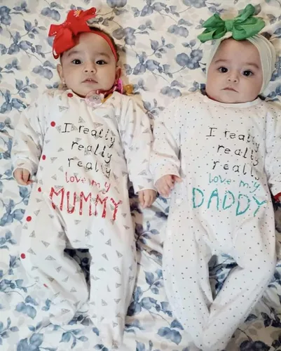 Vista 3 de KuKitty Mameluco con estampado de letras para bebés y niñas