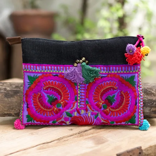 Vista 2 de changnoi Bolsa de mano artesanal tailandesa de comercio justo para iPad con bordado tribal hmong