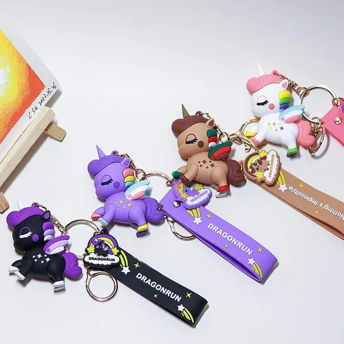 Vista 3 de BEXOA Bonito llavero de regalo de Navidad Mochila Kawaii de Año Nuevo con dije de unicornio de dibujos animados llavero de auto para mujeres