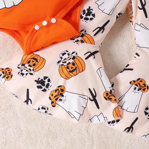 Vista 6 de HAPPYMA Conjunto de ropa de Halloween para bebé niña, traje de calabaza y fantasma, letras impresas con letras y pantalones de campana de calabaza