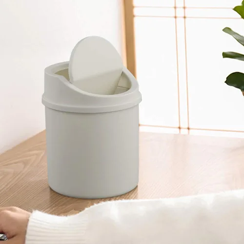 Vista 5 de Mini basurero de escritorio de 2 litros con tapa oscilante, cubo de basura pequeño (blanco)